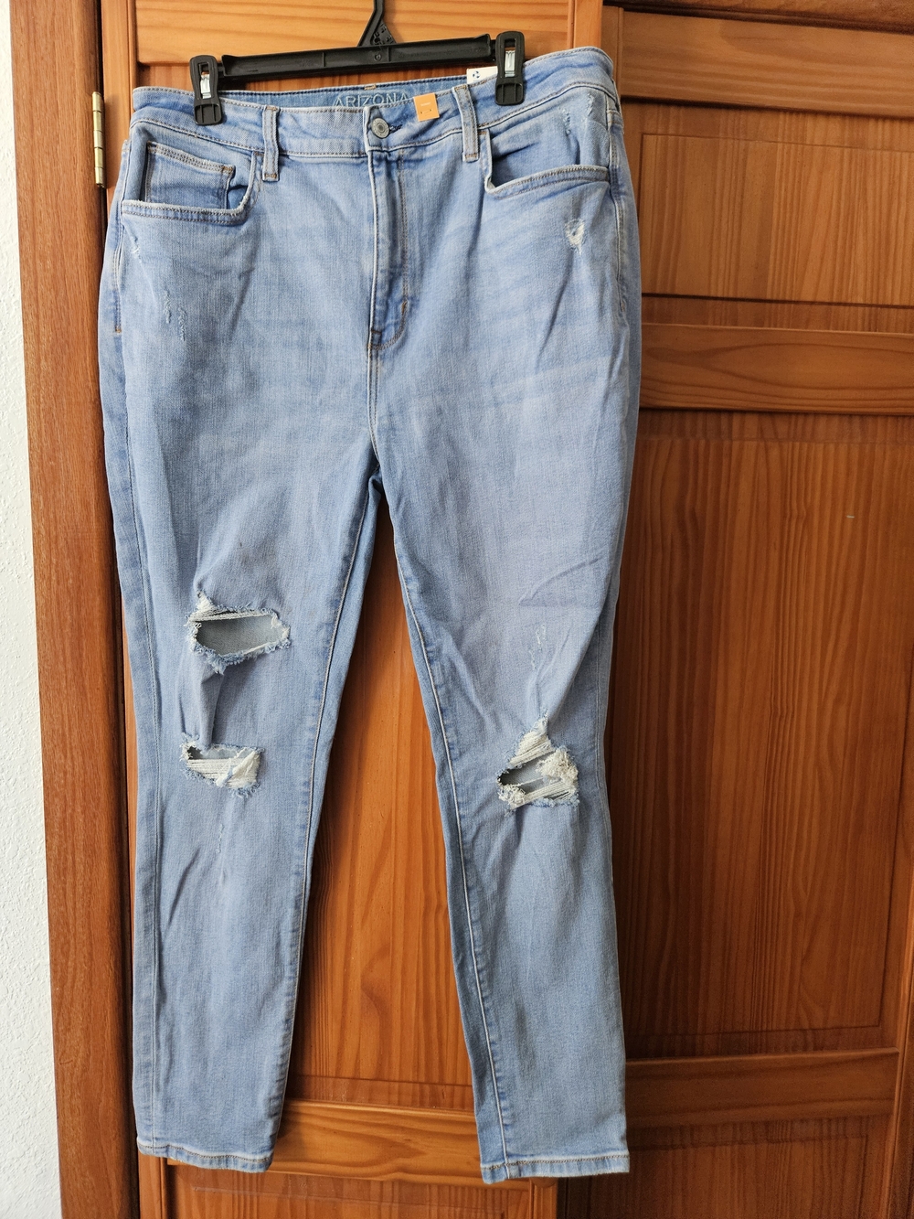 Arizona Jean Company Light Blue Distressed Skinny Jeans